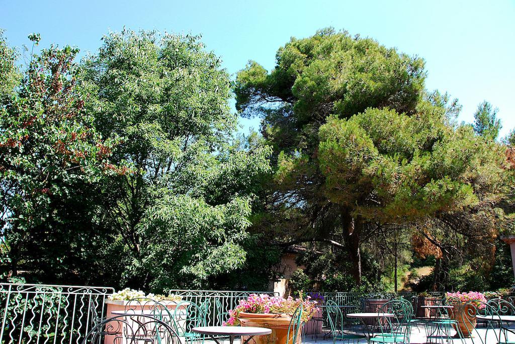 Hotel Les Mazets Des Roches Tarascon Exteriör bild