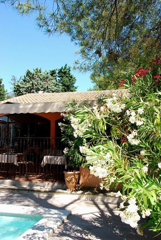 Hotel Les Mazets Des Roches Tarascon Exteriör bild